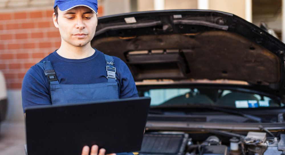 Kamyon FR Beyin Programlaması yapan personel